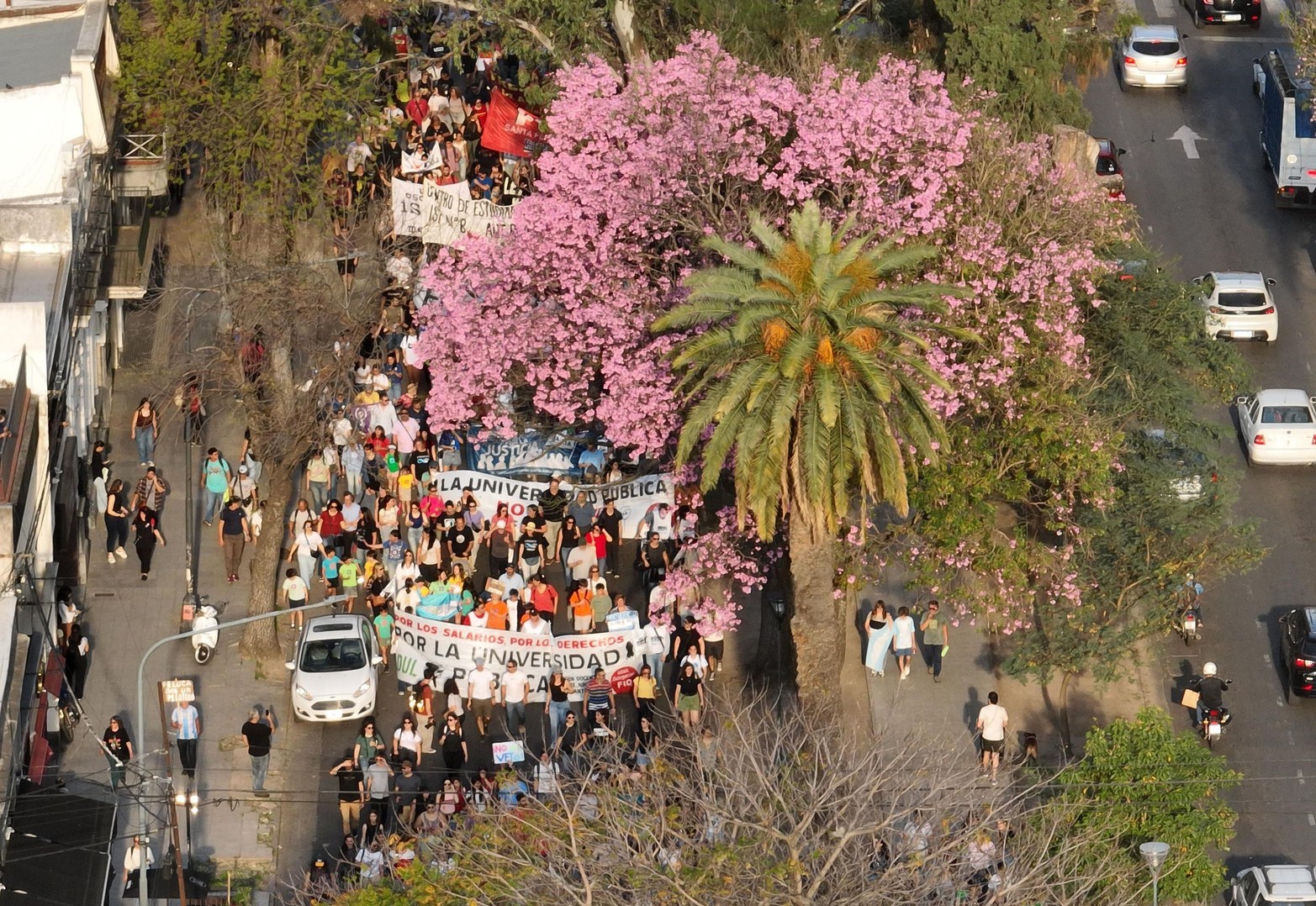 Con una multitud de estudiantes, docentes y gremios, la Marcha Federal Universitaria surcó las calles de la ciudad. El acto frente al Rectorado de la UNL combinó festejo y reclamos: "Sin presupuesto no hay universidad ni futuro"