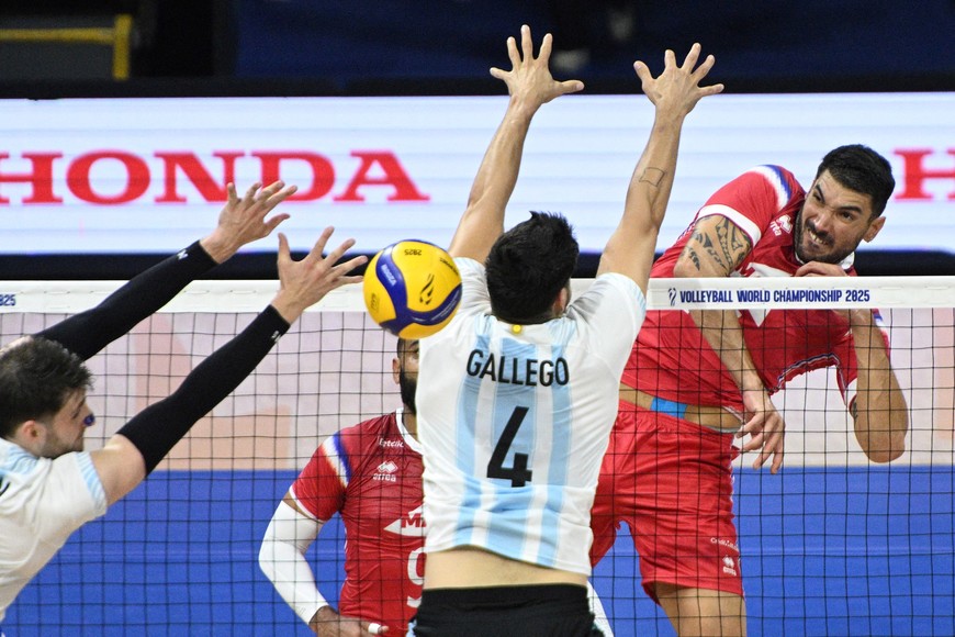 Volleyball - Men's World Championships - Preliminary Round - Group C - France v Argentina - Smart Araneta Coliseum, Quezon City, Philippines - September 18, 2025
France's Nicolas Le Goff in action with Argentina's Joaquin Gallego REUTERS/Noel Celis