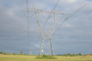 Las imponentes estructuras del Sistema Argentino De Interconexión (SADI) no son suficientes para cubrir el crecimiento de la demanda y la desinversión limita el ingreso de más oferentes en la generación de energía. Foto: Manuel Fabatía
