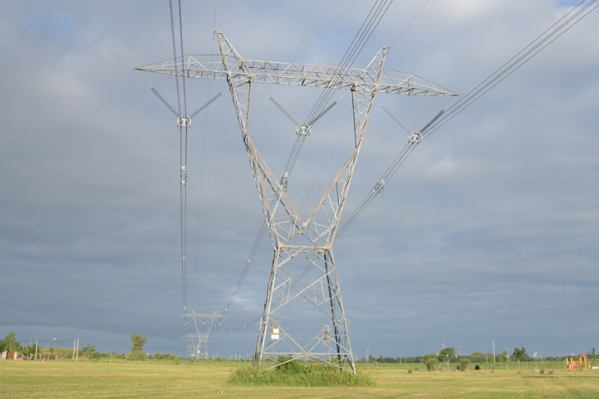 Las imponentes estructuras del Sistema Argentino De Interconexión (SADI) no son suficientes para cubrir el crecimiento de la demanda y la desinversión limita el ingreso de más oferentes en la generación de energía. Foto: Manuel Fabatía