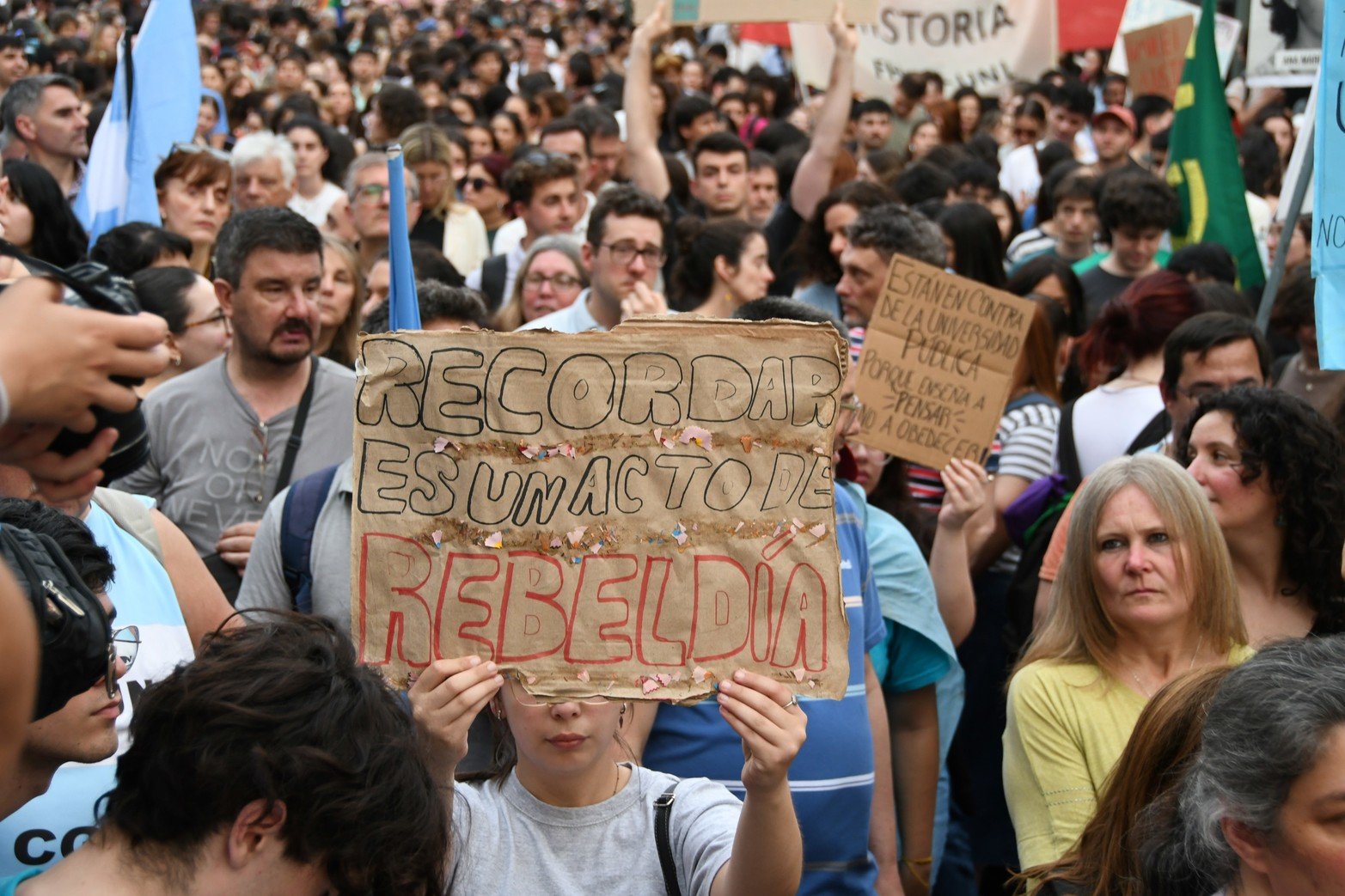 Con una multitud de estudiantes, docentes y gremios, la Marcha Federal Universitaria surcó las calles de la ciudad. El acto frente al Rectorado de la UNL combinó festejo y reclamos: "Sin presupuesto no hay universidad ni futuro"