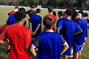 El DT Fernando Nogara en diálogo con el plantel que hará su debut mañana ante la Rosarina. Crédito: Gentileza Prensa LSF.