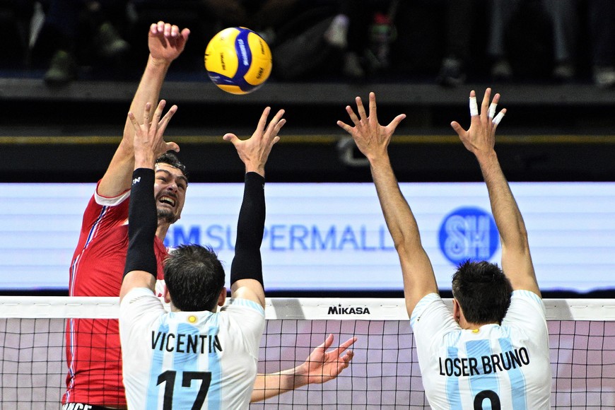 Volleyball - Men's World Championships - Preliminary Round - Group C - France v Argentina - Smart Araneta Coliseum, Quezon City, Philippines - September 18, 2025
France's Jean Patry in action with Argentina's Luciano Vicentin and Agustin Loser REUTERS/Noel Celis