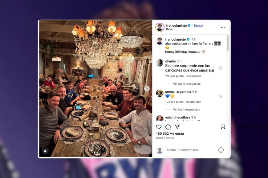 Azul y oro en Bakú: Colapinto posó con la camiseta de Boca en una cena.