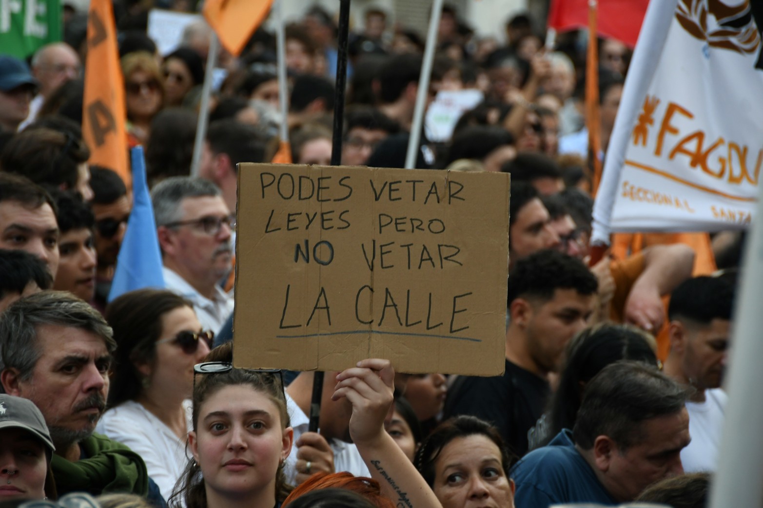 Con una multitud de estudiantes, docentes y gremios, la Marcha Federal Universitaria surcó las calles de la ciudad. El acto frente al Rectorado de la UNL combinó festejo y reclamos: "Sin presupuesto no hay universidad ni futuro"