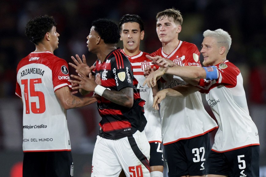 Soccer Football - Copa Libertadores - Quarter Finals - First Leg - Flamengo v Estudiantes La Plata - Estadio Maracana, Rio de Janeiro, Brazil - September 18, 2025
Flamengo's Gonzalo Plata clashes with Estudiantes La Plata players REUTERS/Ricardo Moraes