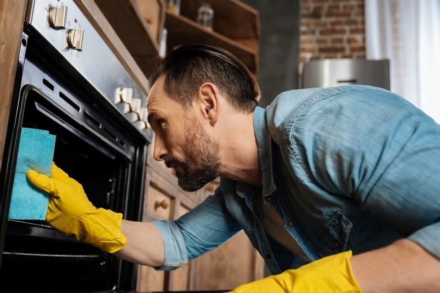Las altas temperaturas del horno queman residuos de aceite y comida que se adhieren con firmeza