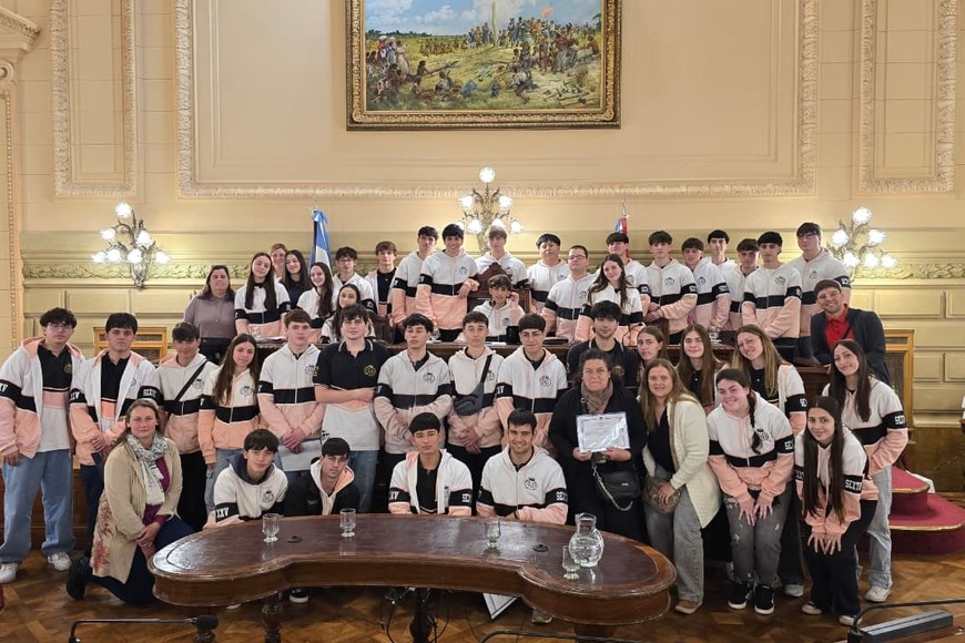 Para Pirola, esa experiencia es valiosa: “Su mirada, sus preguntas y su energía confirman que la política se fortalece con la participación activa de las nuevas generaciones”.