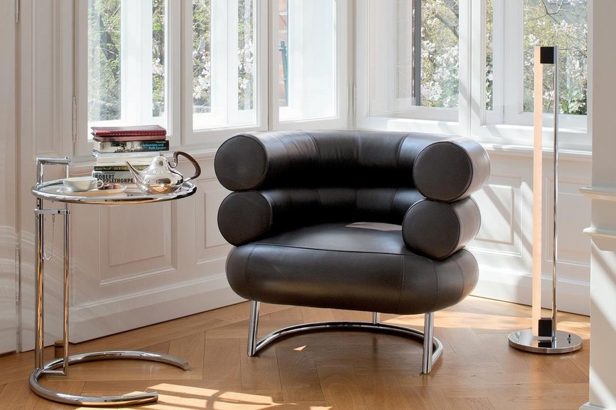 Mesa plegable E-1027 y sillón Bibendum diseñados por Eileen Gray, creadora de un estilo internacional único. Gentileza