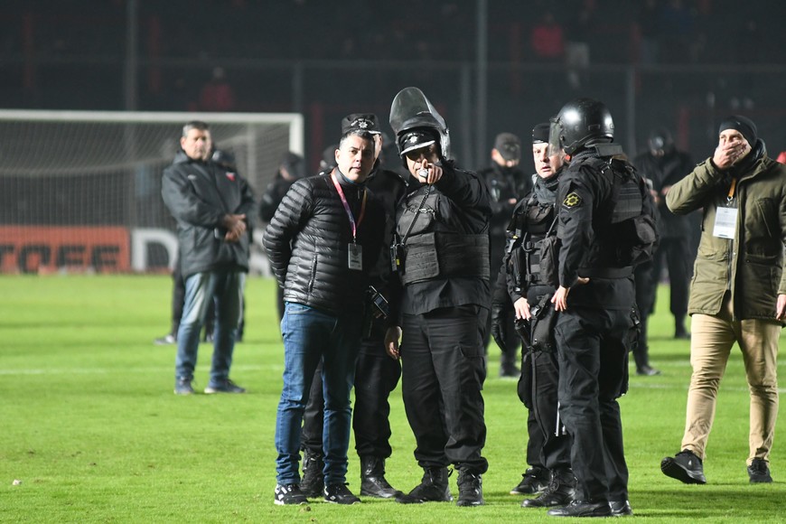 Peverengo durante las intervenciones policias en el partido ante Mitre. Crédito: Manuel Fabatía
