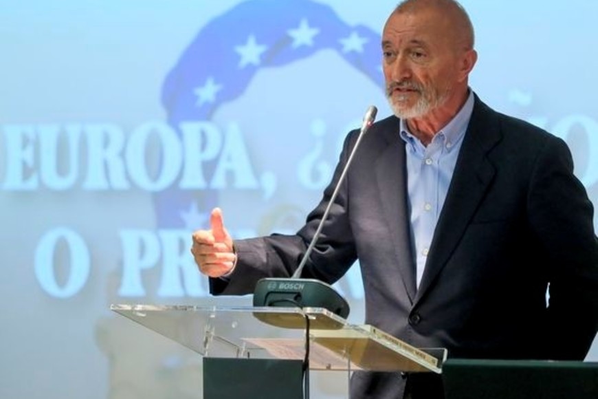 Arturo Pérez Reverte, escritor y periodista. Supo cubrir conflictos armados en Chipre, Líbano, Eritrea, Sáhara Occidental, Malvinas, El Salvador, Nicaragua, Chad, Libia, Sudán, Mozambique, Angola, Golfo Pérsico, Croacia y Bosnia, entre otros. France 24