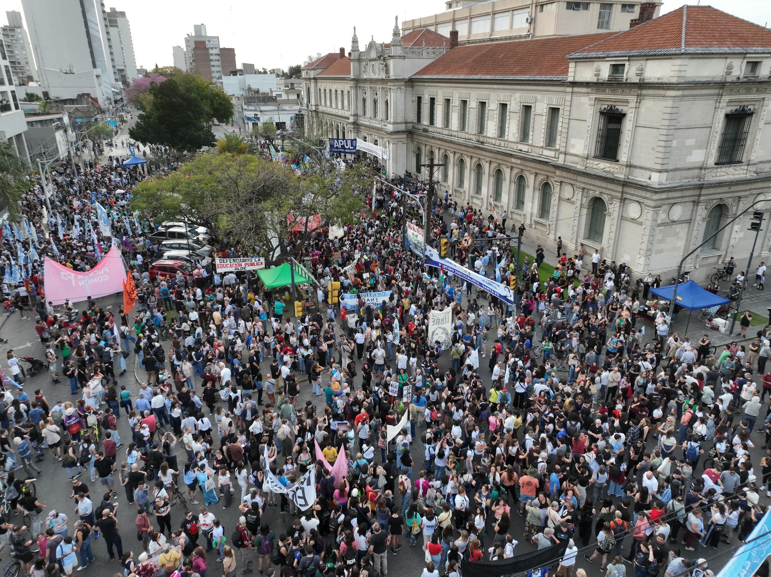 Con una multitud de estudiantes, docentes y gremios, la Marcha Federal Universitaria surcó las calles de la ciudad. El acto frente al Rectorado de la UNL combinó festejo y reclamos: "Sin presupuesto no hay universidad ni futuro"
