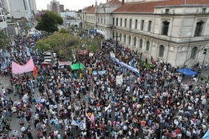 Una multitud participó de la marcha y el acto frente al Rectorado de la UNL del 17 de septiembre de 2025. Foro: Fernando Nicola