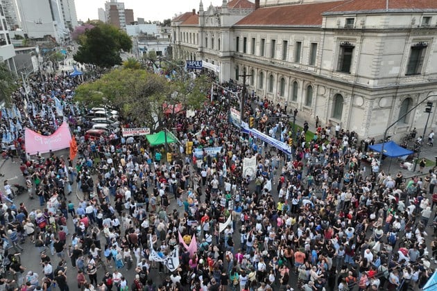 Una multitud participó de la marcha y el acto frente al Rectorado de la UNL del 17 de septiembre de 2025. Foro: Fernando Nicola