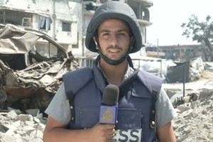 Anas al-Sharif murió en un ataque aéreo israelí contra una tienda de campaña en el exterior del Hospital Al-Shifa, en la ciudad de Gaza.? Sus colegas Mohammed Qreiqeh, Ibrahim Zaher, Mohammed Noufal y Moamen Aliwa, junto con otras dos personas, también murieron en el bombardeo. Reuters