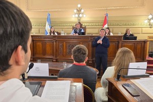 Para Pirola, esa experiencia es valiosa: “Su mirada, sus preguntas y su energía confirman que la política se fortalece con la participación activa de las nuevas generaciones”.