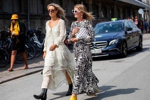 Vestidos fluidos y livianos destacan en las pasarelas de esta temporada.