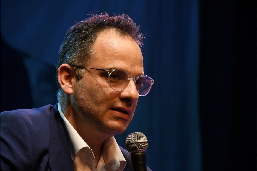 "La década del '60 es la primera etapa de la popularización del dólar en Argentina, cuando llega a las tapas de los diarios y la prensa empieza a narrar cada día lo que pasa en el mercado cambiario". Créditos: Manuel Fabatía