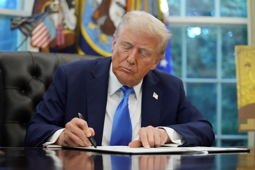 U.S. President Donald Trump signs an executive order on gold card visa in the Oval Office at the White House in Washington, D.C., U.S., September 19, 2025. REUTERS/Ken Cedeno