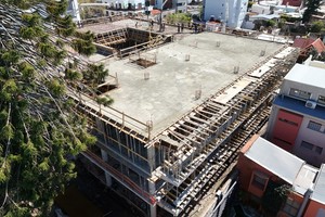 Desde el interior de la manzana, así se ve el avance de la construcción que tendrá 5.510 m2 de superficie cubierta. Foto: Fernando Nicola