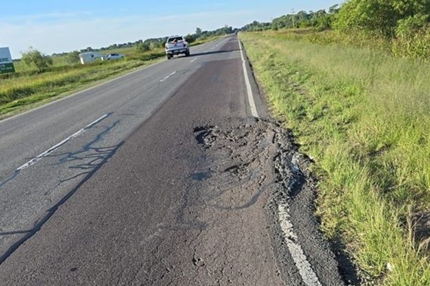 Parte de los daños sufridos por la calzada pavimentada la RN11.