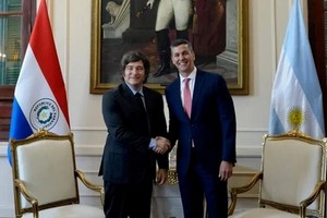 Javier Milei junto al presidente paraguayo, Santiago Peña, en el Palacio de López, Asunción de Paraguay. Achivo El Litoral
