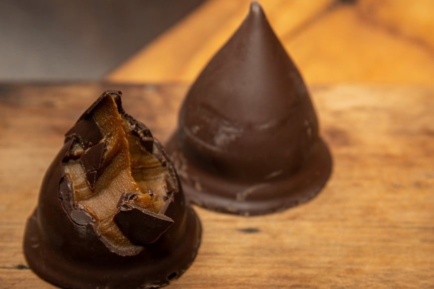 Se pueden personalizar con coco rallado, nueces picadas o un toque de licor en el baño de chocolate