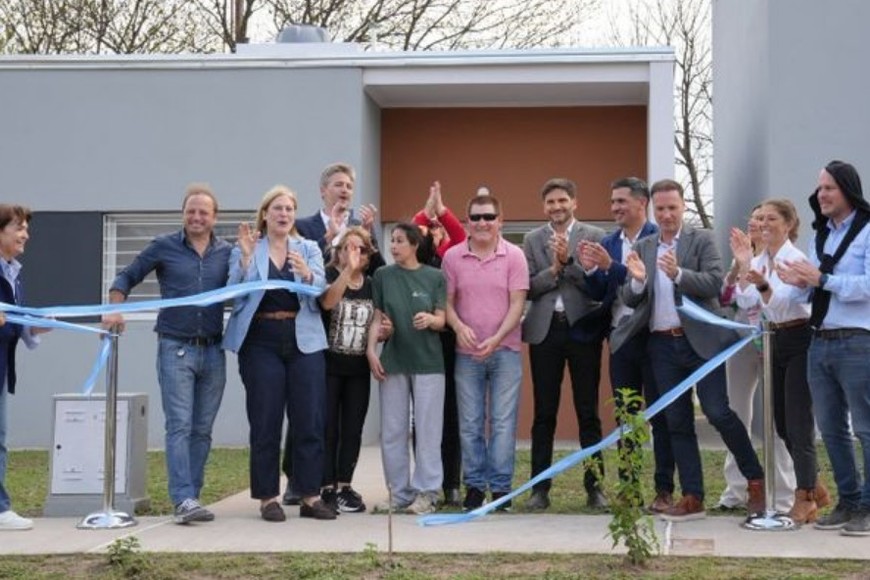 En Murphy, junto al ministro Enrico, entregaron viviendas y escrituras del programa de Titularización de Viviendas Social.