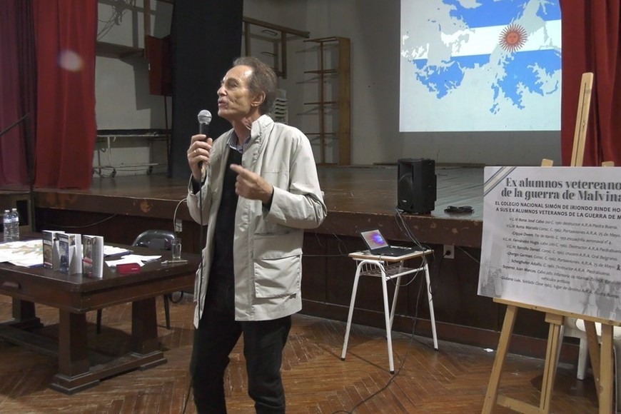 Nicolás Kasanzew durante su charla con los estudiantes del Colegio Nacional.