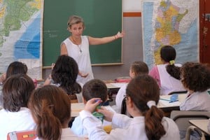 Una maestra frente al grado es más que un símbolo. Sin docentes y sin alumnos no hay escuela, sin educación no hay futuro. Gentileza