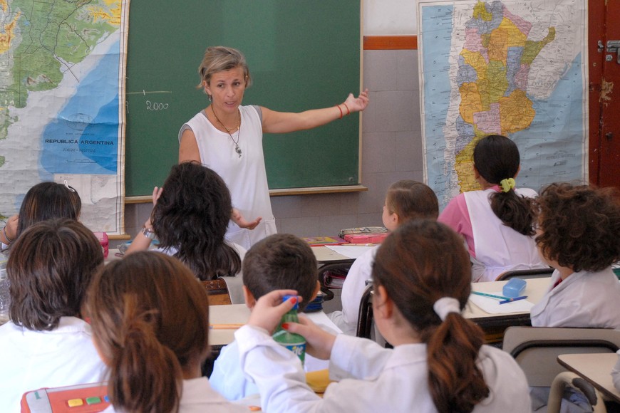 Una maestra frente al grado es más que un símbolo. Sin docentes y sin alumnos no hay escuela, sin educación no hay futuro. Gentileza