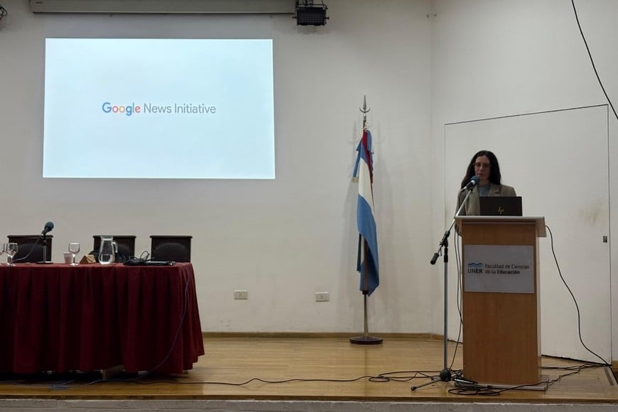 Carolina Potocar compartió herramientas como Notebook LM y Gemini para mejorar la producción periodística.