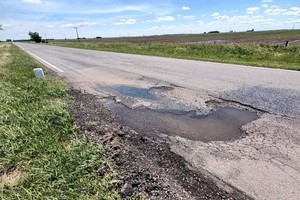 Parte de los daños sufridos por la calzada pavimentada la RN11.
