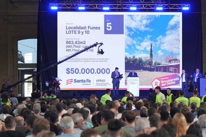 El último lote se vendió pasadas las 22, con más de 500 personas pujando. "Esto demuestra que hubo un gran interés y que hubo muchas oportunidades por cada lote", destacó Matías Figueroa Escauriza en diálogo con El Litoral. Crédito: Luis Cetraro