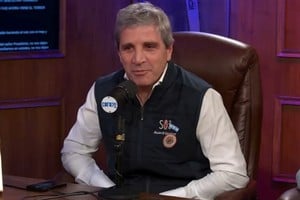 Luis Caputo habló este jueves en el stream oficialista Las Tres Anclas. Crédito: Carajo