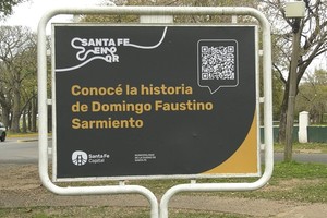 Código QR instalado en espacios públicos que permite acceder a contenidos educativos.