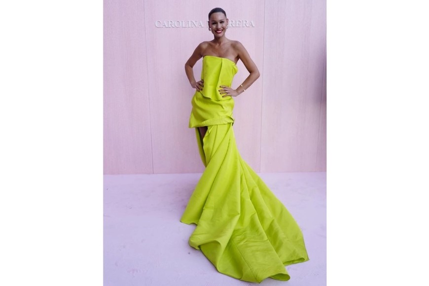 Pampita deslumbró con un vestido elegante que resaltó su estilo sofisticado.