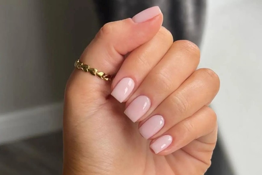 Uñas rosas: delicadeza y elegancia que nunca pasan de moda.