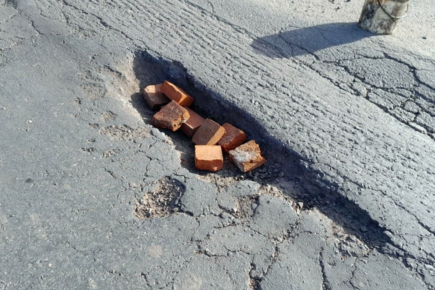 Parte de los daños sufridos por la calzada pavimentada la RN11.