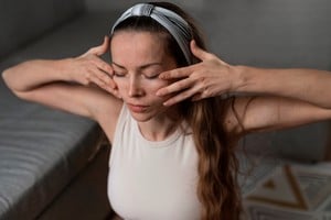El yoga facial ayuda a reducir líneas de expresión y arrugas.