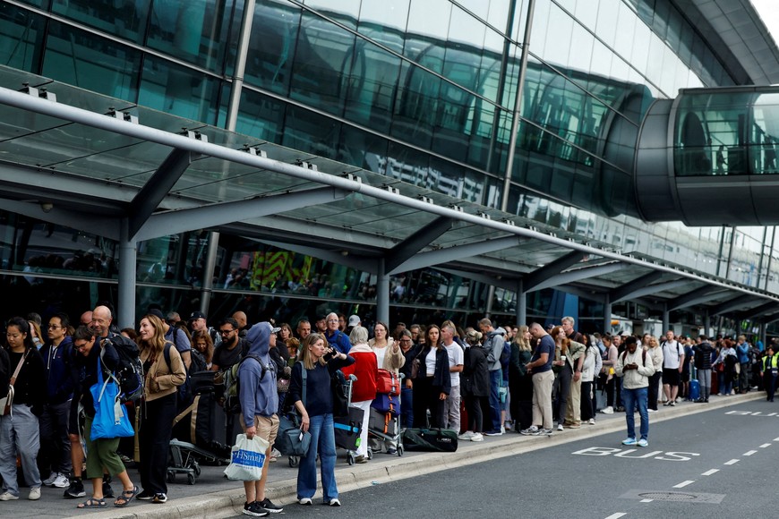 People queue to enter Terminal 2 at Dublin Airport, following its reopening after it was evacuated as a safety precaution, in Dublin, Ireland, September 20, 2025. REUTERS/Clodagh Kilcoyne     TPX IMAGES OF THE DAY