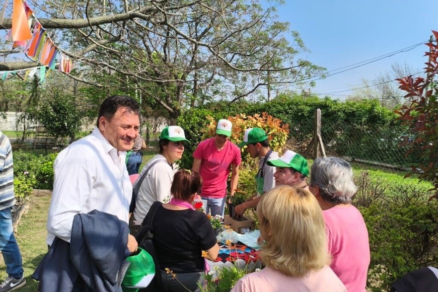 Los jóvenes que forman parte de este proyecto inclusivo pusieron a la venta una gran variedad de plantines, fruto de sus talleres semanales en el predio de Parques y Paseos.