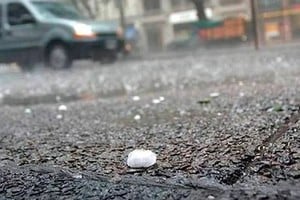 Se esperan ráfagas, granizo y lluvias intensas en varias regiones del país. Foto:  NA