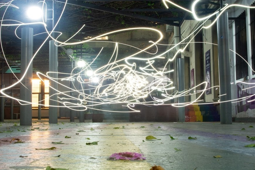 Concurso “Ciencia en Fotos”: La Escuela Superior de Comercio Libertador General San Martín - UNR fue premiada con la 3ª distinción en la categoría Junior, por la obra “Estela de luz”.