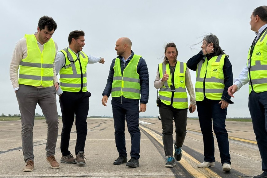 Autoridades recorriendo el predio durante el arranque de la remodelación.