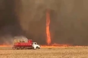 El incendio se propagó rápidamente por las condiciones extremas de temperatura y viento.