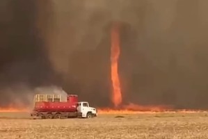 El incendio se propagó rápidamente por las condiciones extremas de temperatura y viento.