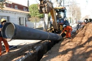 Las obras permitirán reemplazar pozos negros por un sistema de desagüe moderno y eficiente.