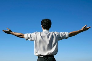 Al ser humano, su dignidad es un valor inherente en cuanto ser racional, dotado de libertad y capacidad de creación.