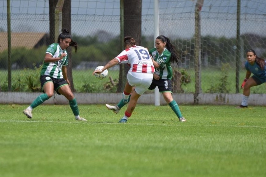 Verde y blanco. Camionero venció a Unión y lo festejó a lo grande.